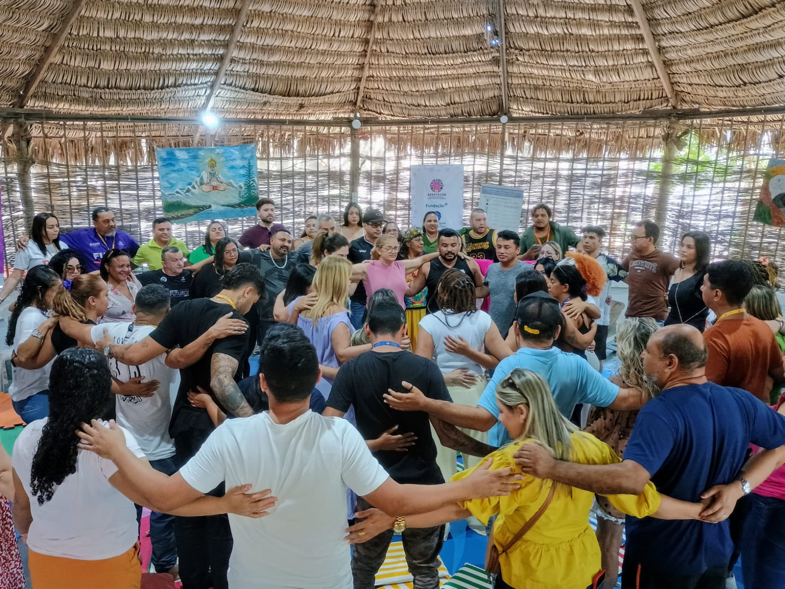 grupo de pessoas posa para a foto